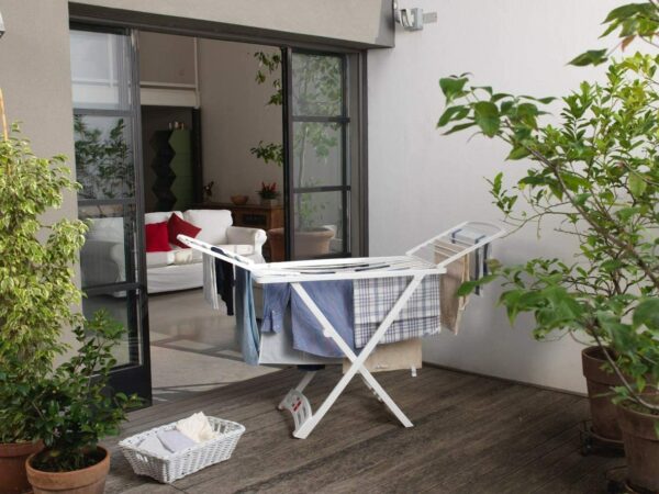 Pratique à utiliser grâce à ses roues qui vous permettent de le déplacer facilement même avec du linge dessus Longue durée et sûr, équipé d’un bouton de sécurité qui empêche toute fermeture non intentionnelle. Matière : résine Poids 6,5 kg Particularité 2 bras pliable