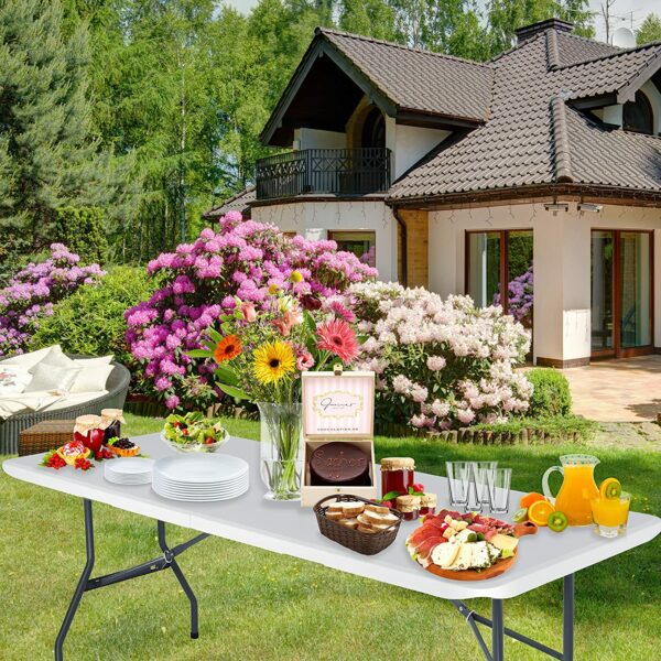 A la maison, au jardin, en camping ou même lors d’un événement, la table peut également être utilisée comme table supplémentaire ou table d’appoint, par exemple lors de garden-parties, buffet , brocante etc … Dimensions produit déployé : H. 74 L. 180 P. 74 cm Dimensions produit emballé H/L/P : H. 93,2 x L. 74,5 x P. 7,5 cm