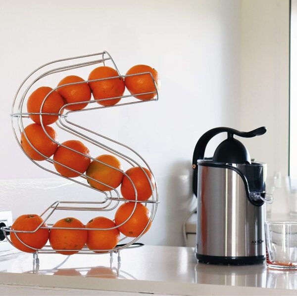 Distributeur d’oranges en forme de S Sur la base du distributeur se trouvent quatre protections antidérapantes. Fabriqué en acier ultra-résistant. Design moderne et original. Peut contenir jusqu’à 10 oranges. Couleur : CHROME Matière : inox Poids pièce brut : 0,385 kg Poids pièce : 0,38 kg Dimensions produit : H. 42 L. 32 P. 11 cm
