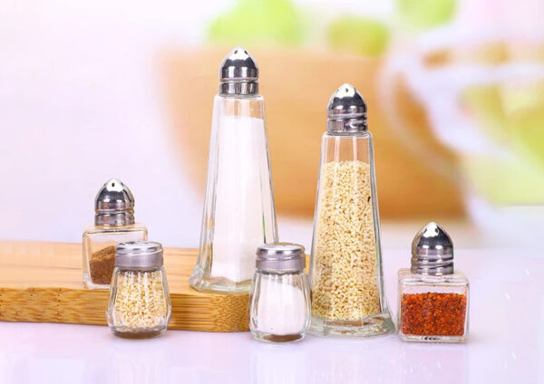 Salière et poivrière en verre et acier inoxydable pour l’assaisonnement en cuisine et à table