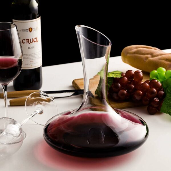 Carafe à Vin à Décanter en Verre 1,4 Litre Transparent Avec Bec Verseur Biseauté Sublimez Vos Meilleurs Crus : Le vin a besoin de s’oxyder pour adoucir ses tanins et révéler tous ses arômes. Notre carafe est spécialement conçue pour permettre au vin de s’exprimer pleinement.